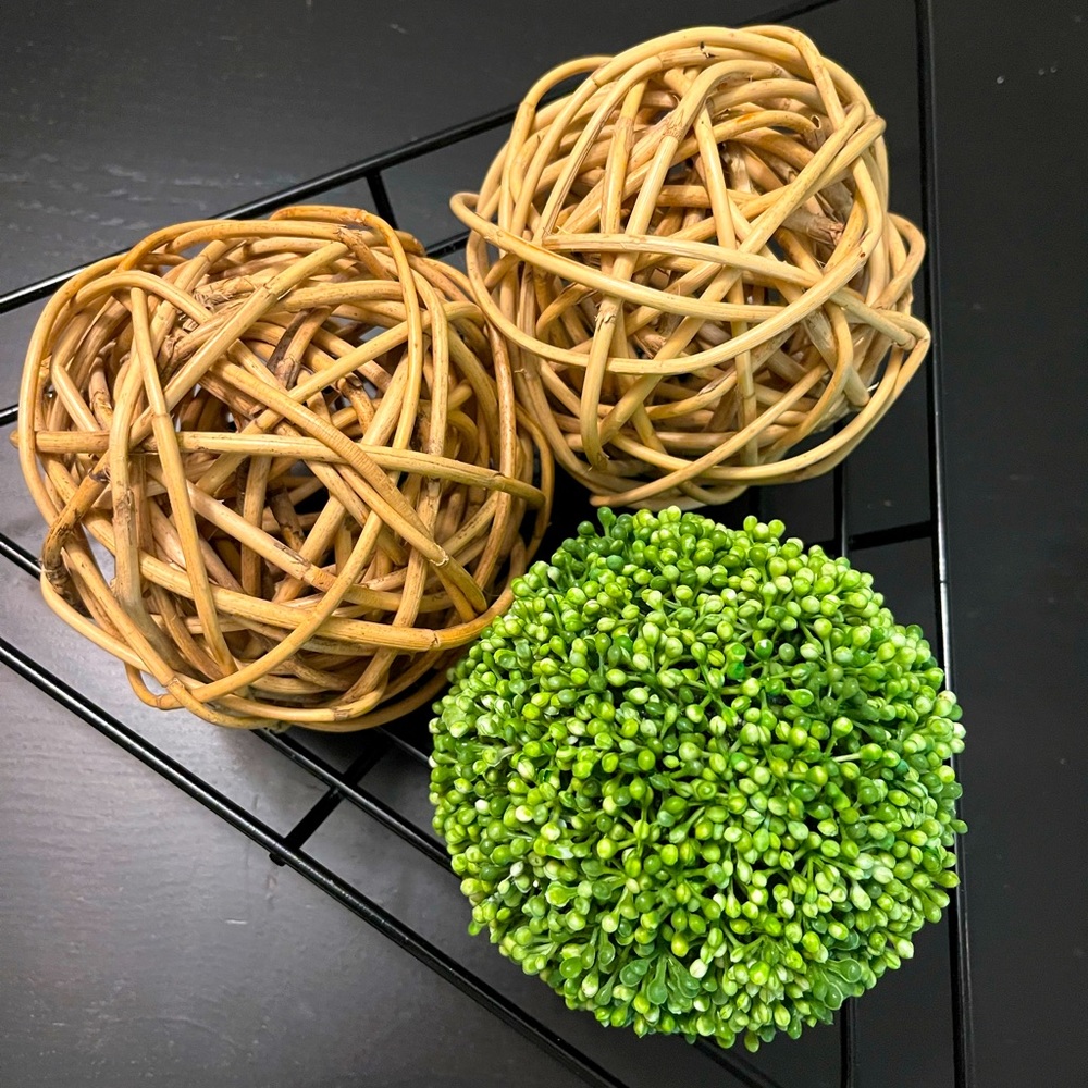 3x Decorative Balls